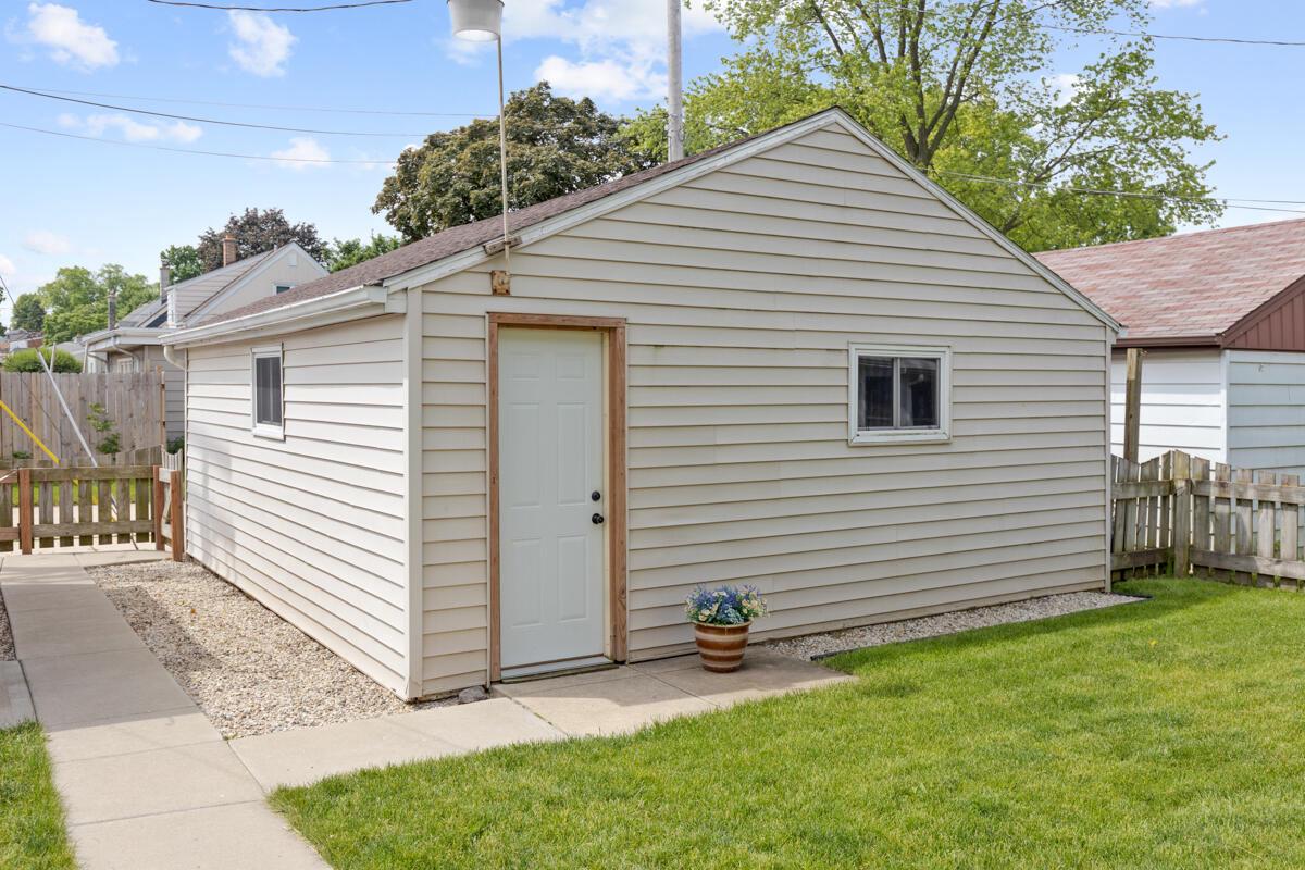 10127 West Schlinger AVENUE