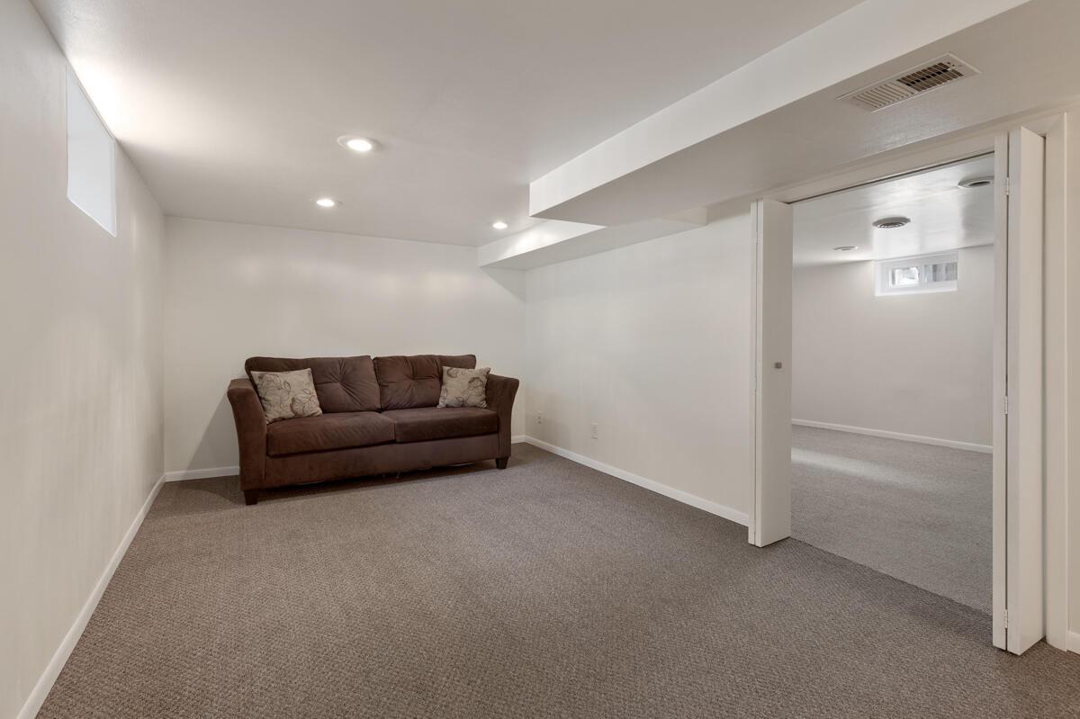 10127 West Schlinger AVENUE