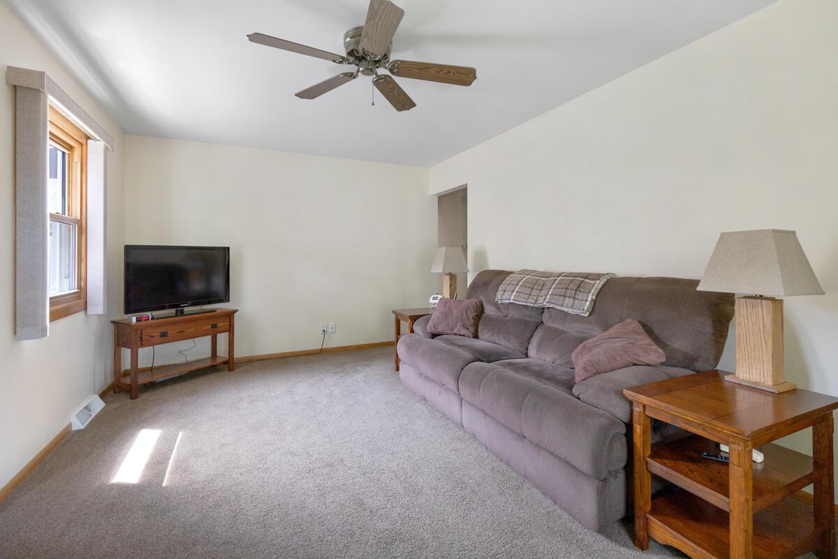 10127 West Schlinger AVENUE