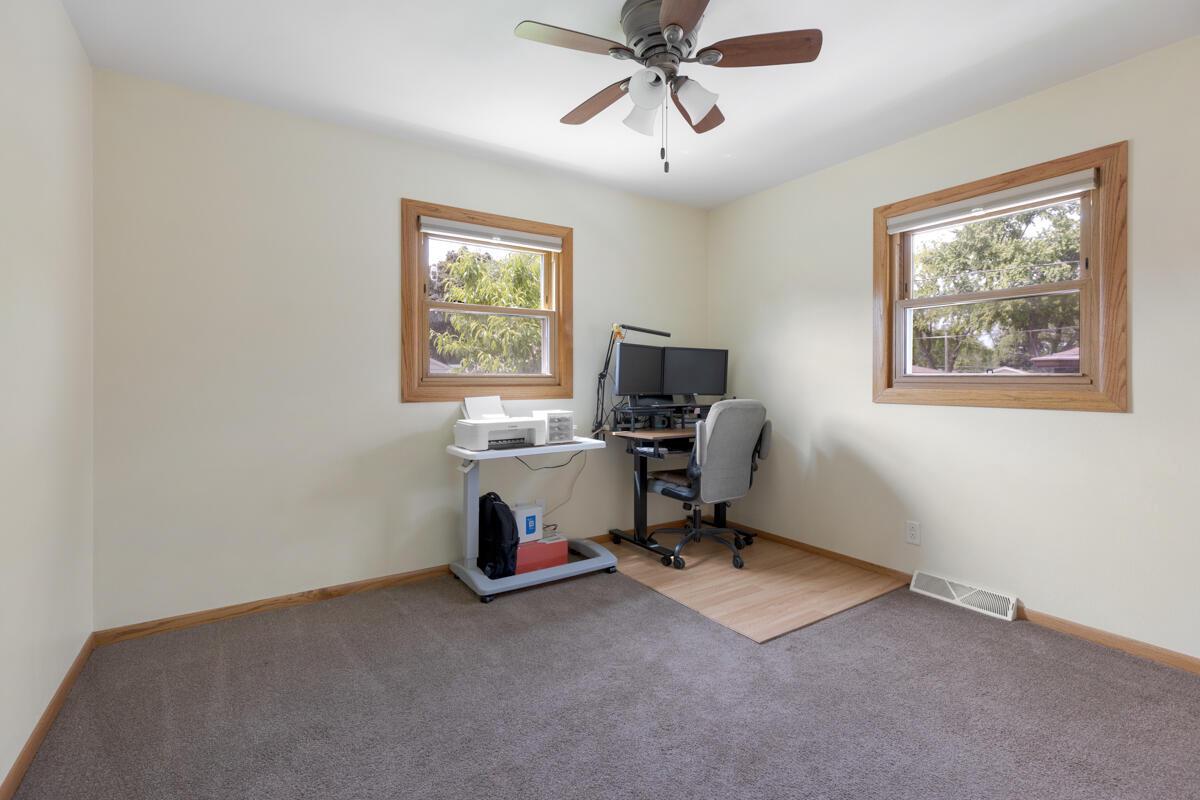 10127 West Schlinger AVENUE