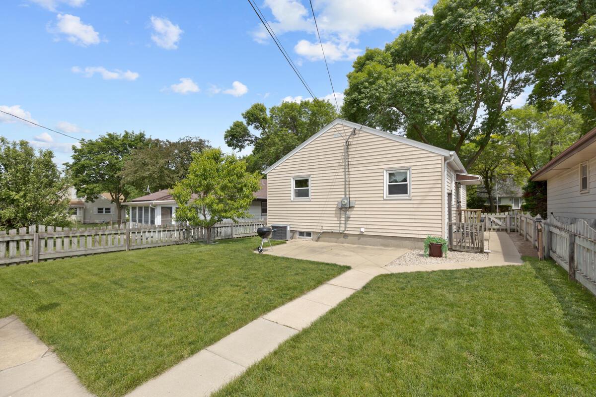 10127 West Schlinger AVENUE