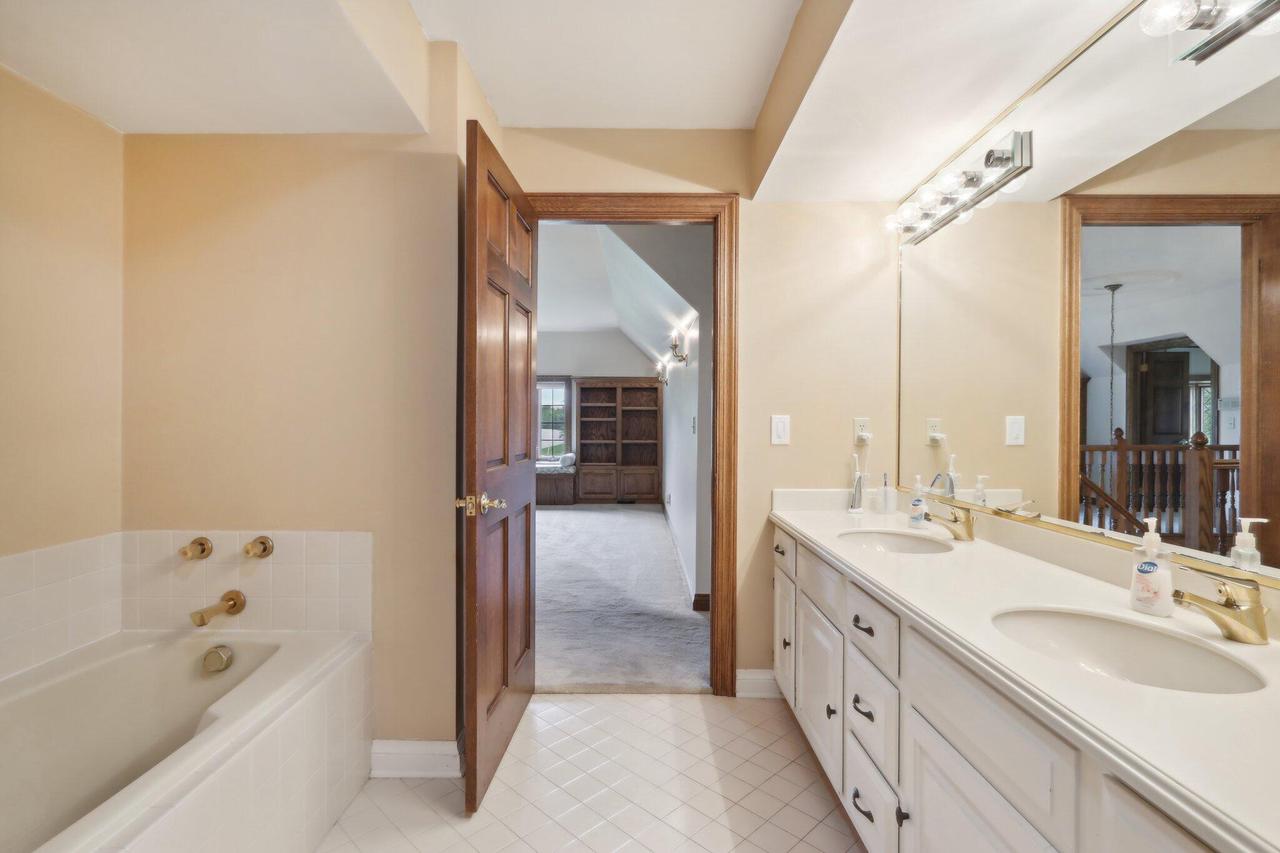 N8W29926 Woodcrest DRIVE