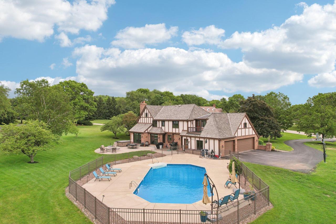 N8W29926 Woodcrest DRIVE