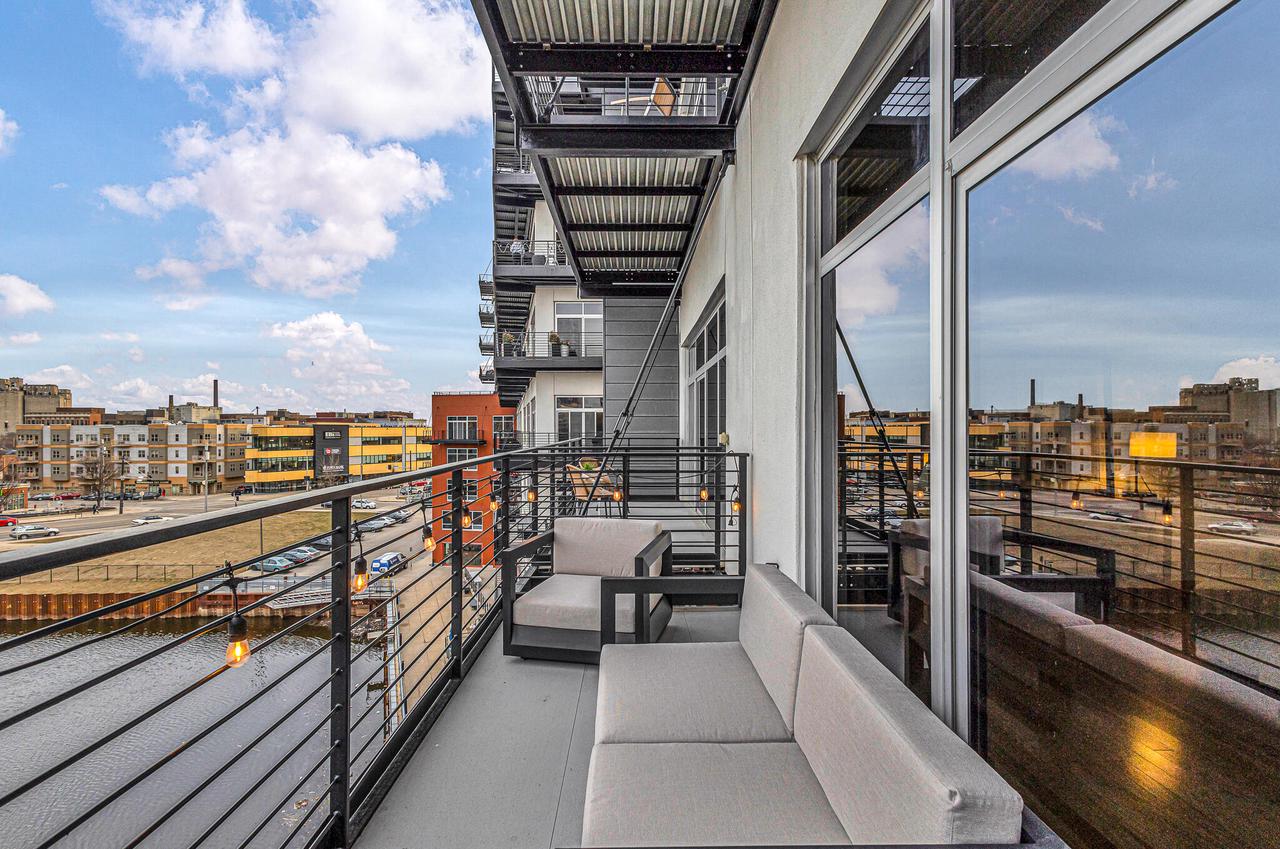 106 West Seeboth STREET 512