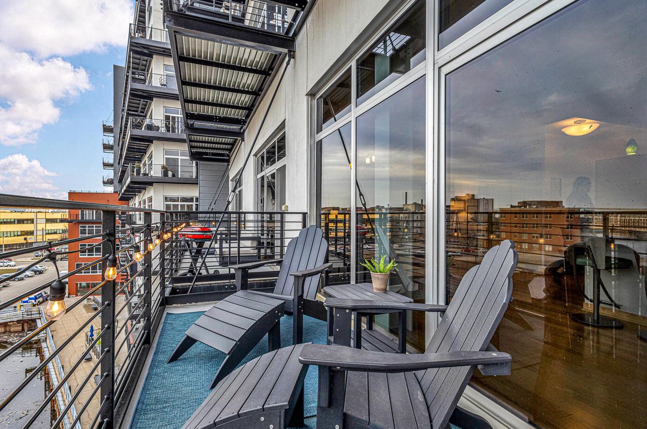 106 West Seeboth STREET 512