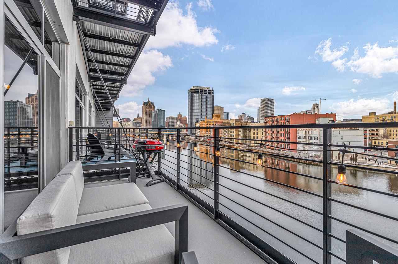 106 West Seeboth STREET 512