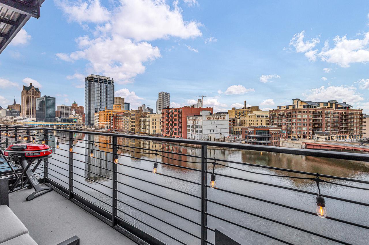 106 West Seeboth STREET 512