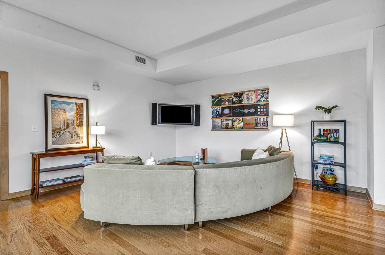 106 West Seeboth STREET 512