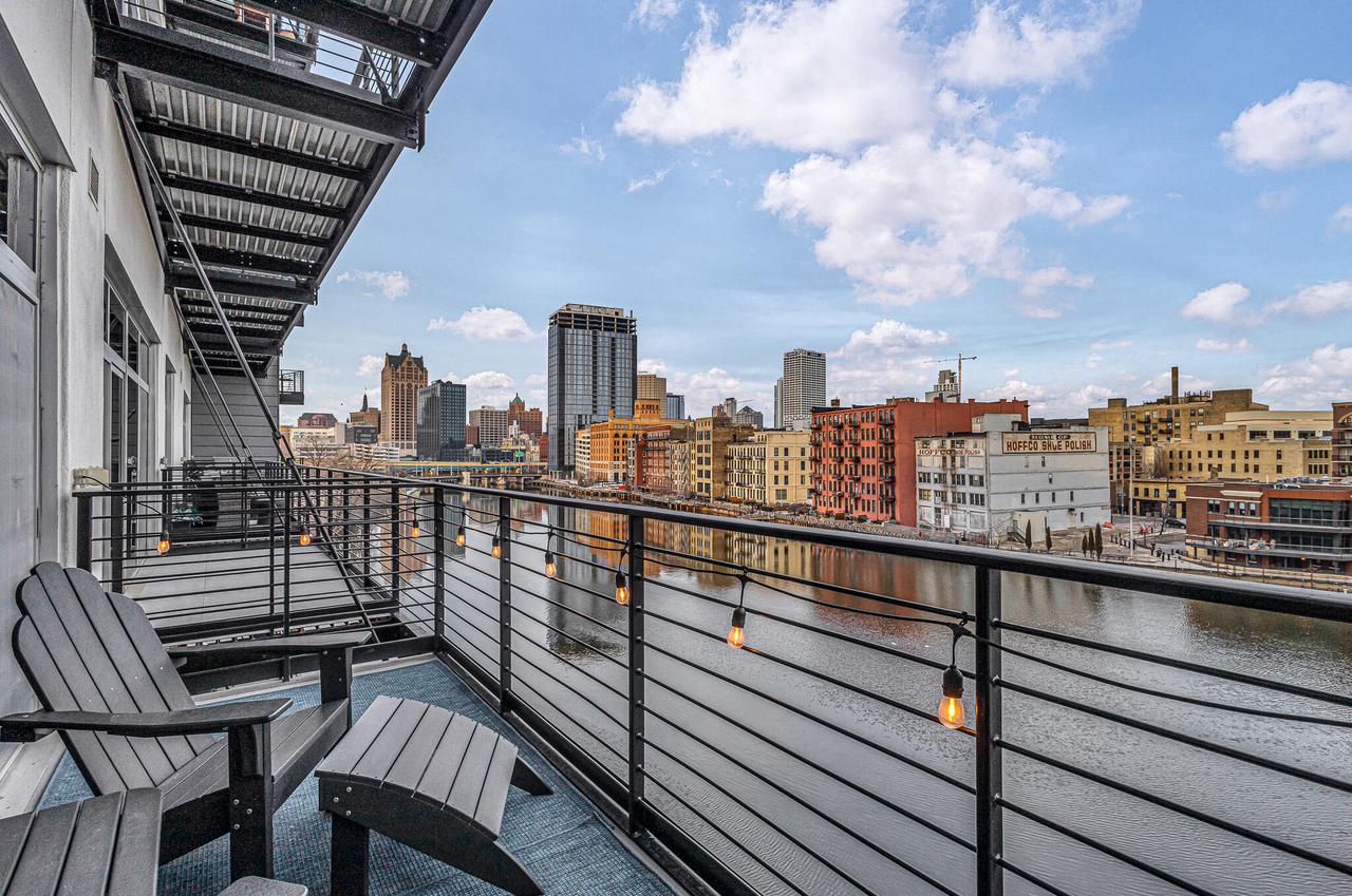 106 West Seeboth STREET 512