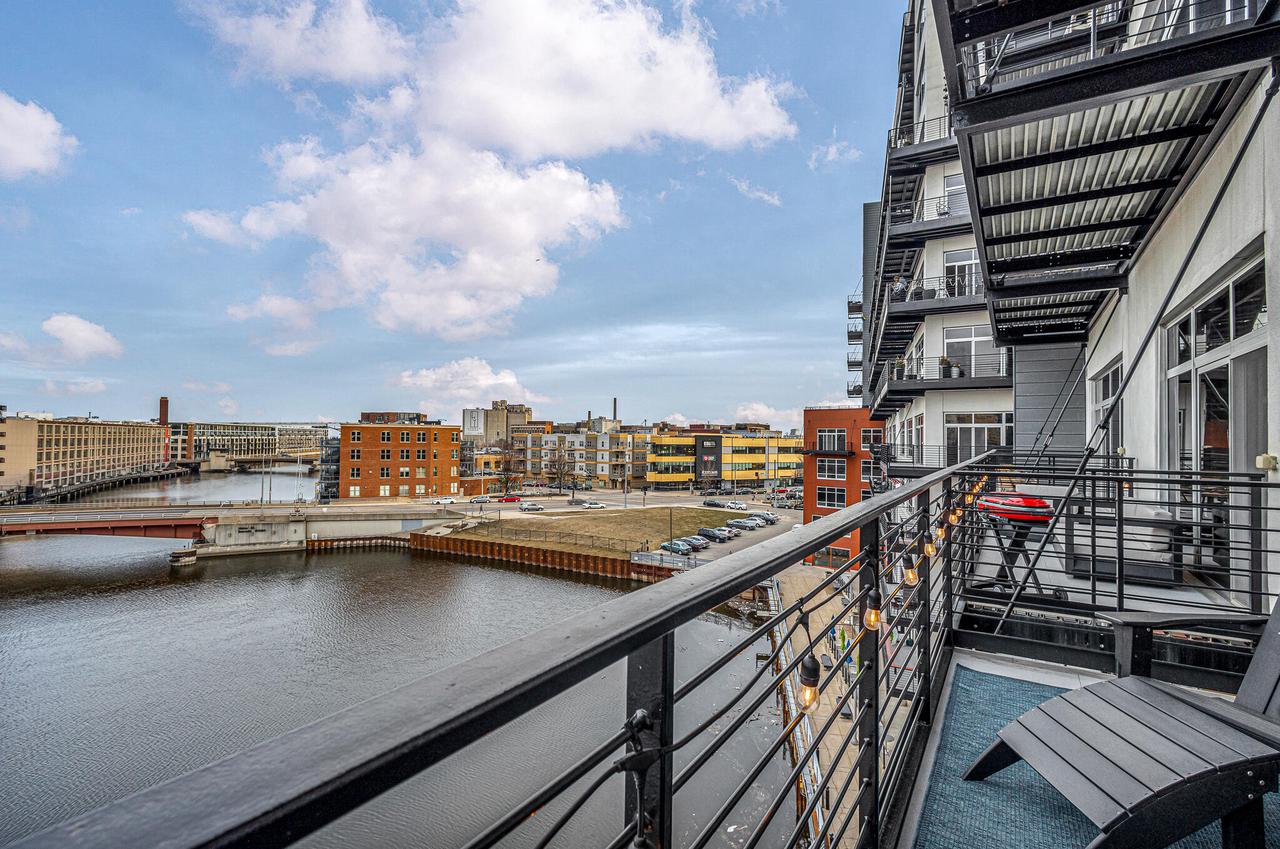 106 West Seeboth STREET 512