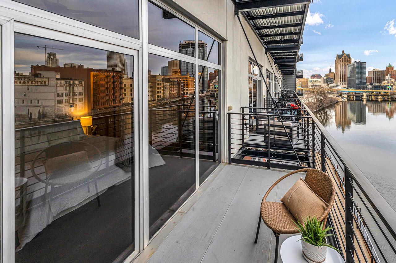 106 West Seeboth STREET 512