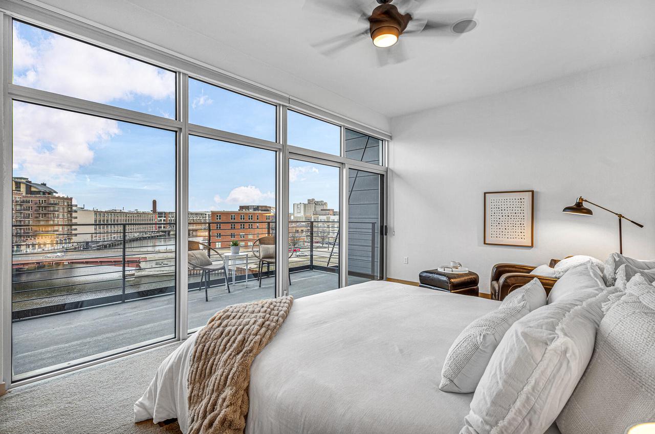 106 West Seeboth STREET 512