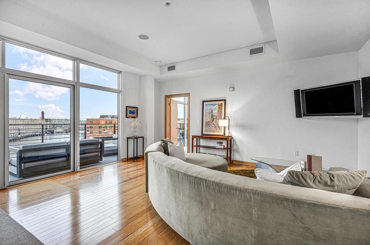 106 West Seeboth STREET 512