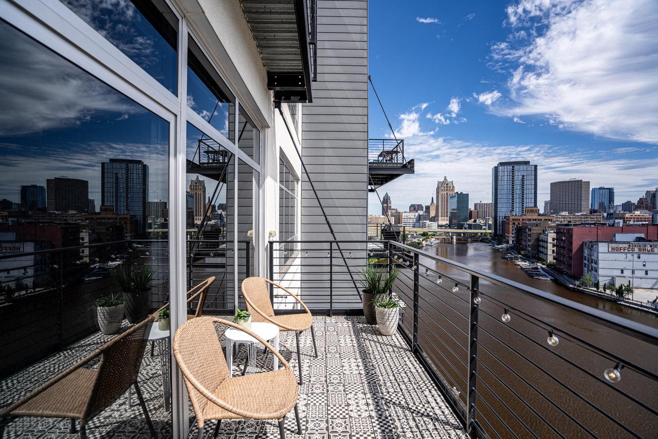 106 West Seeboth STREET 903