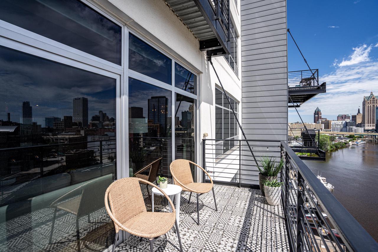 106 West Seeboth STREET 903