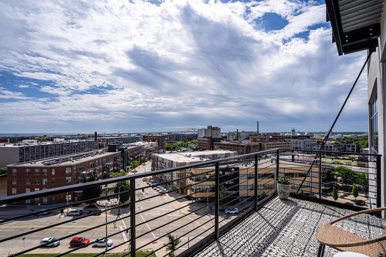 106 West Seeboth STREET 903