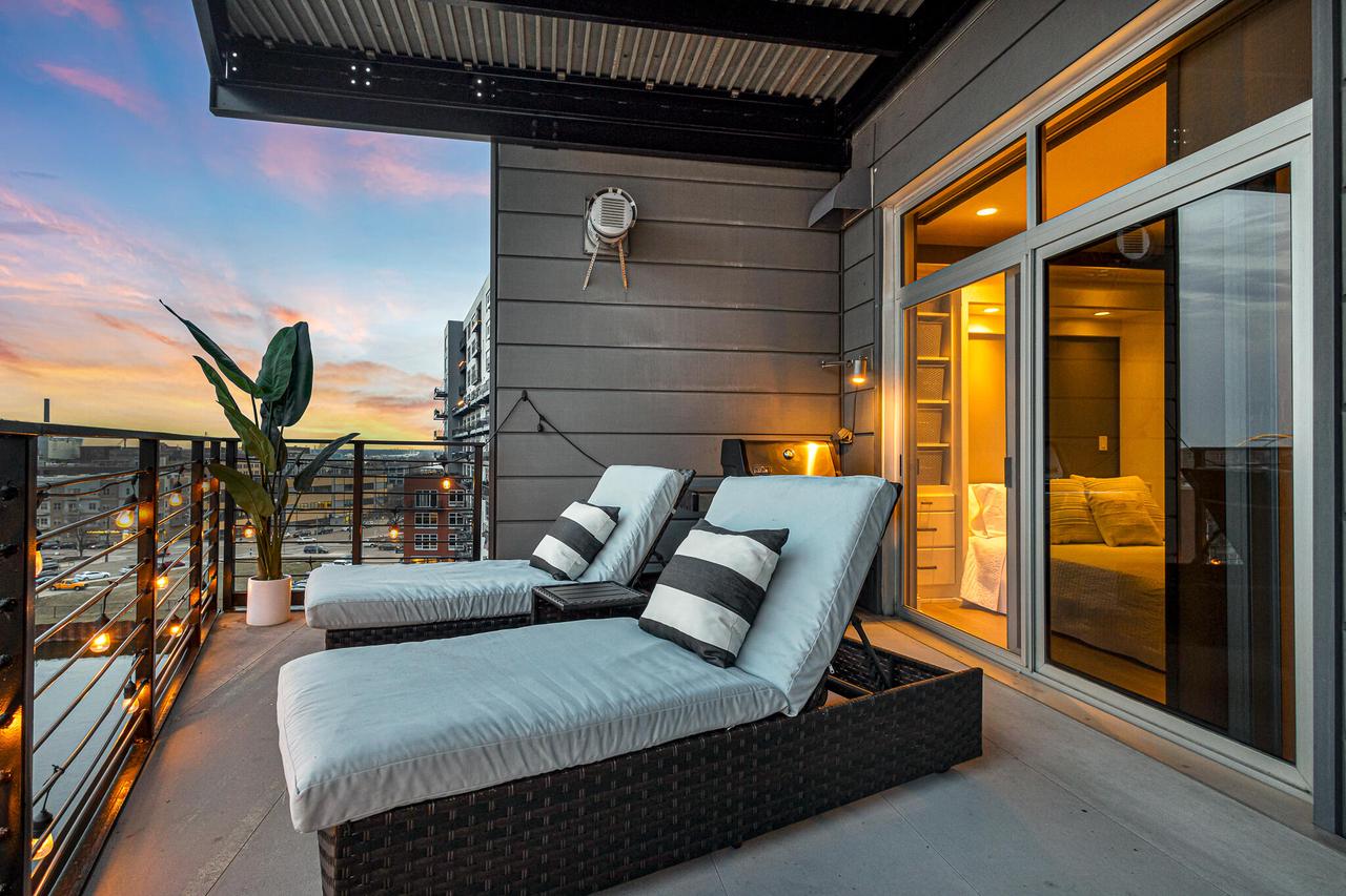 106 West Seeboth STREET 718