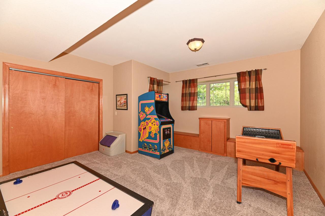 S71W16653 Glen Cove COURT