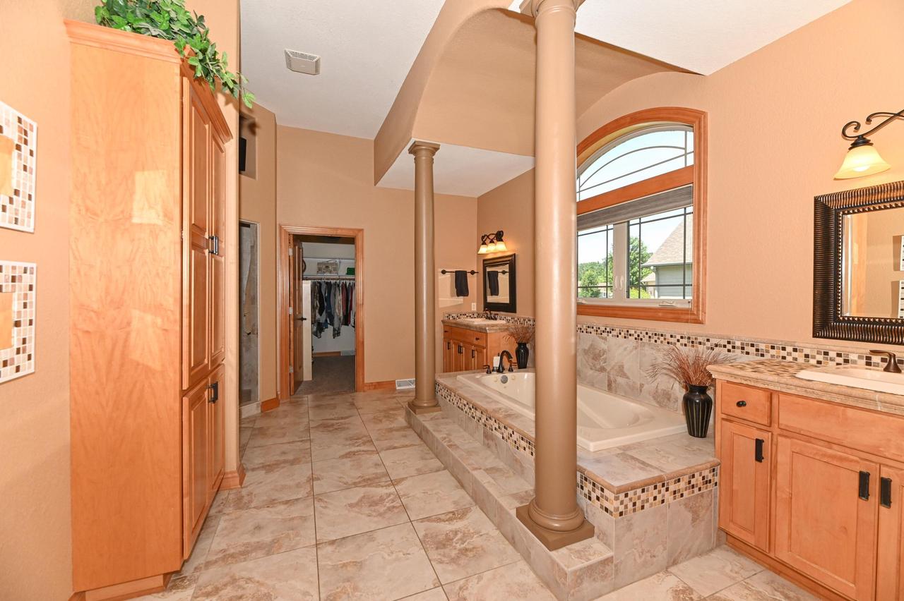 S71W16653 Glen Cove COURT