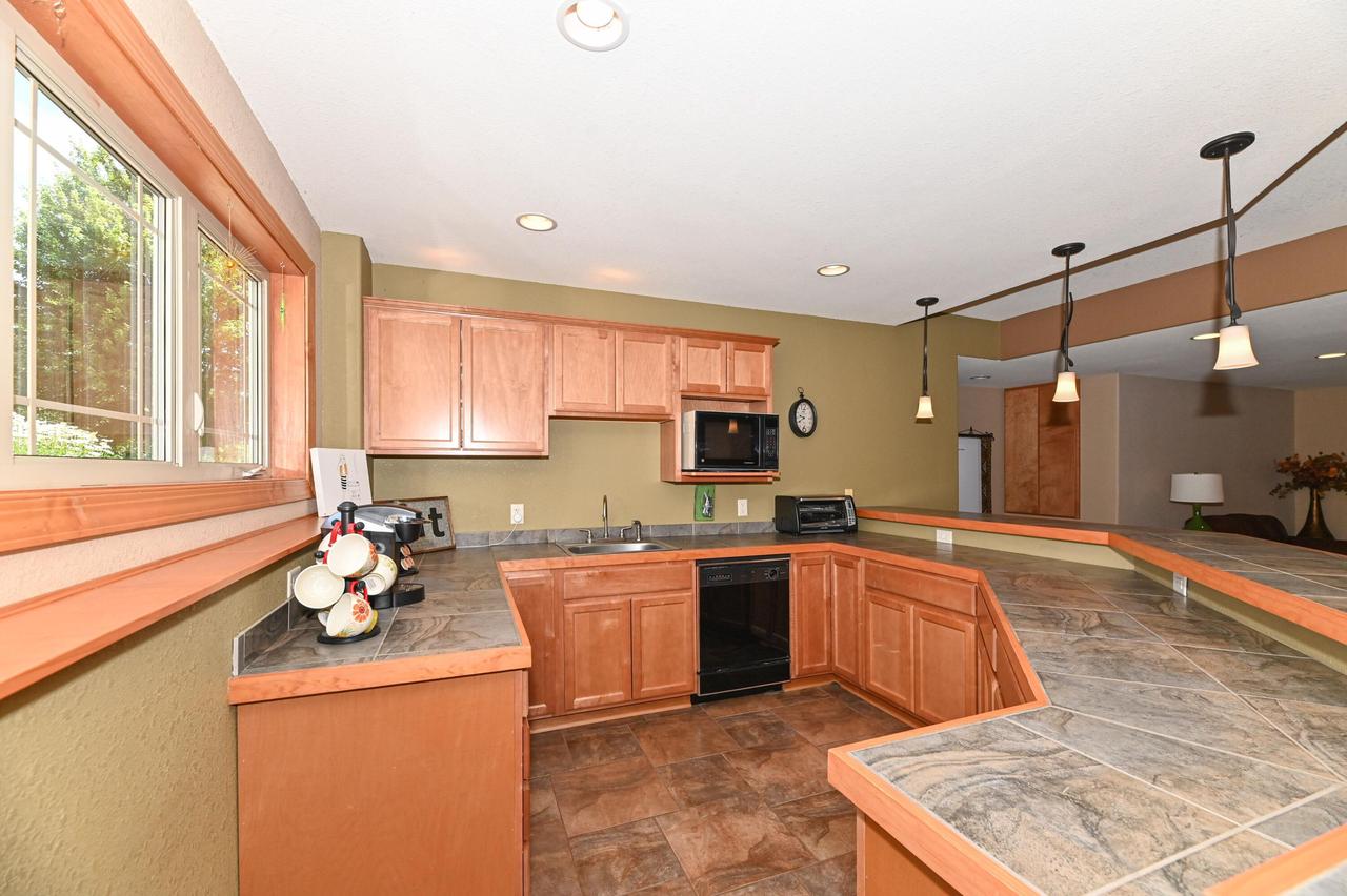 S71W16653 Glen Cove COURT