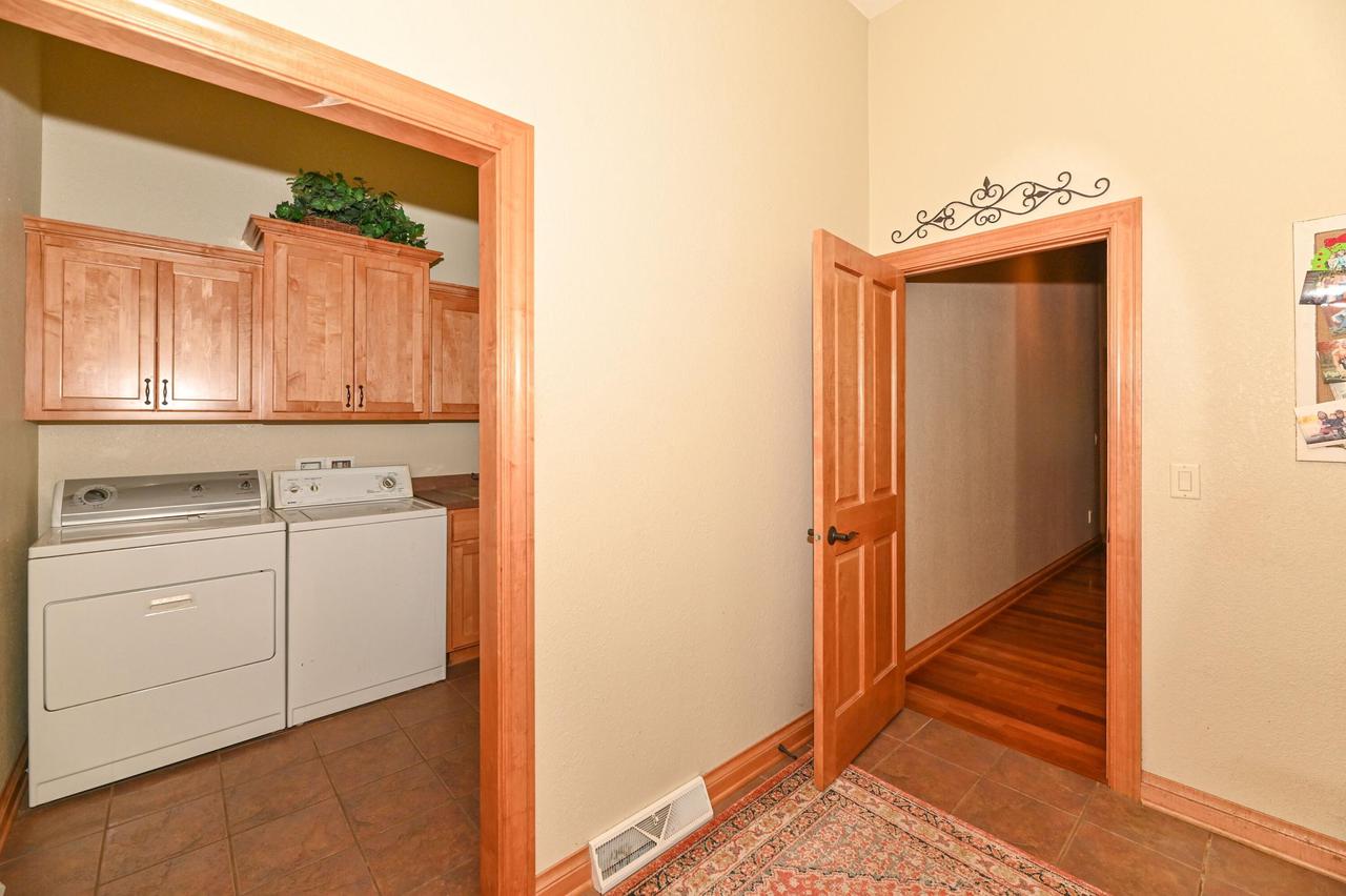 S71W16653 Glen Cove COURT