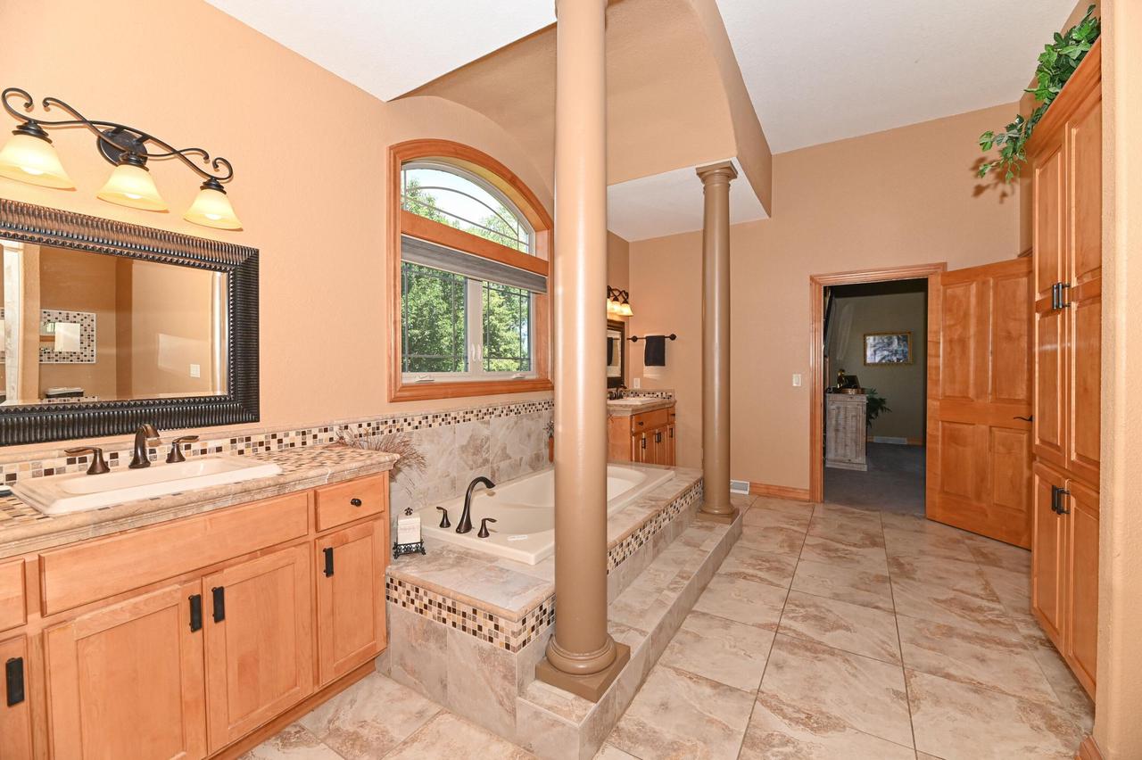 S71W16653 Glen Cove COURT