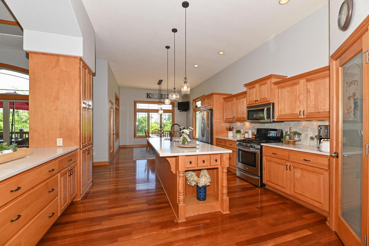 S71W16653 Glen Cove COURT