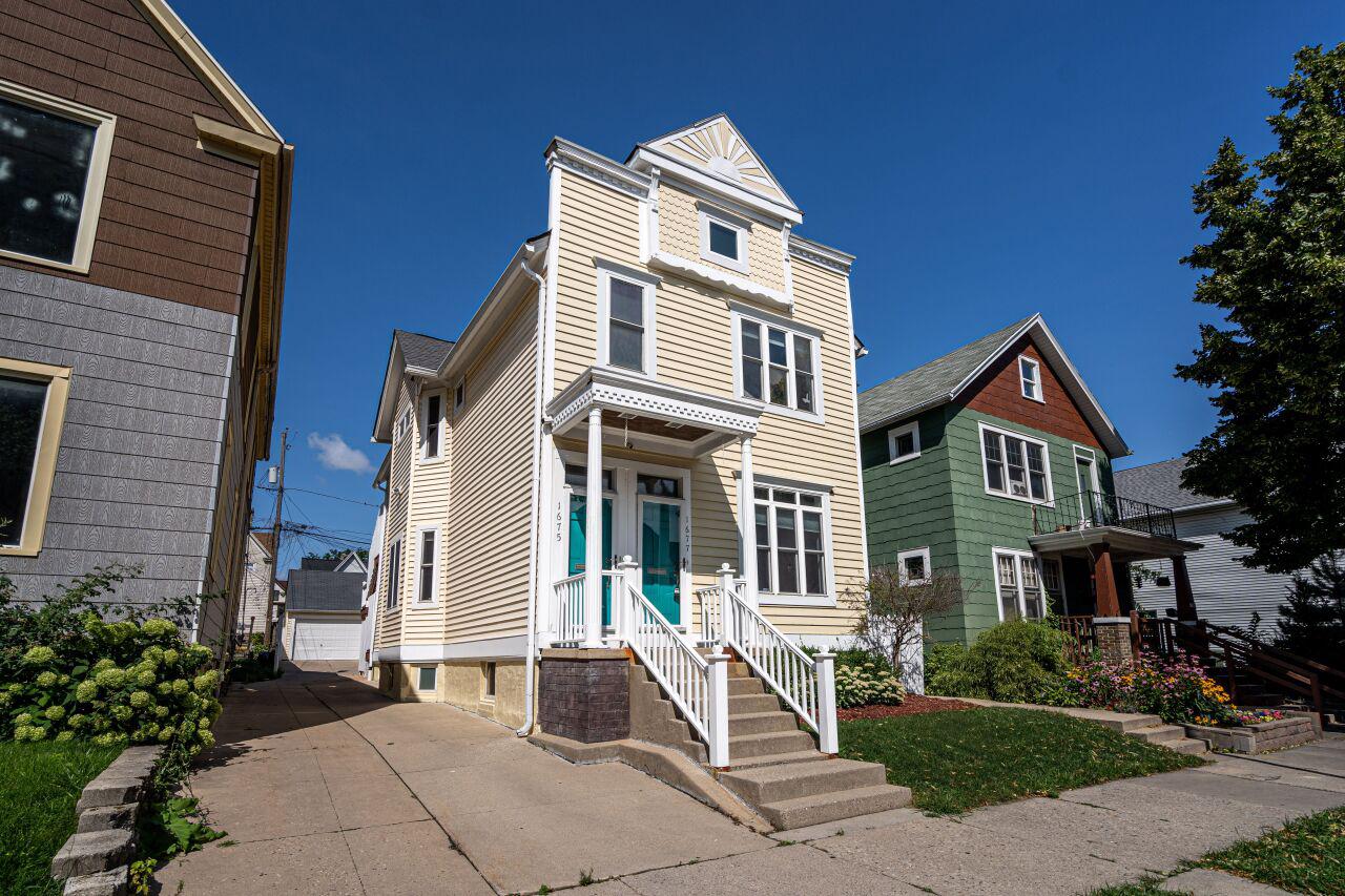 1675 North Franklin PLACE 1677