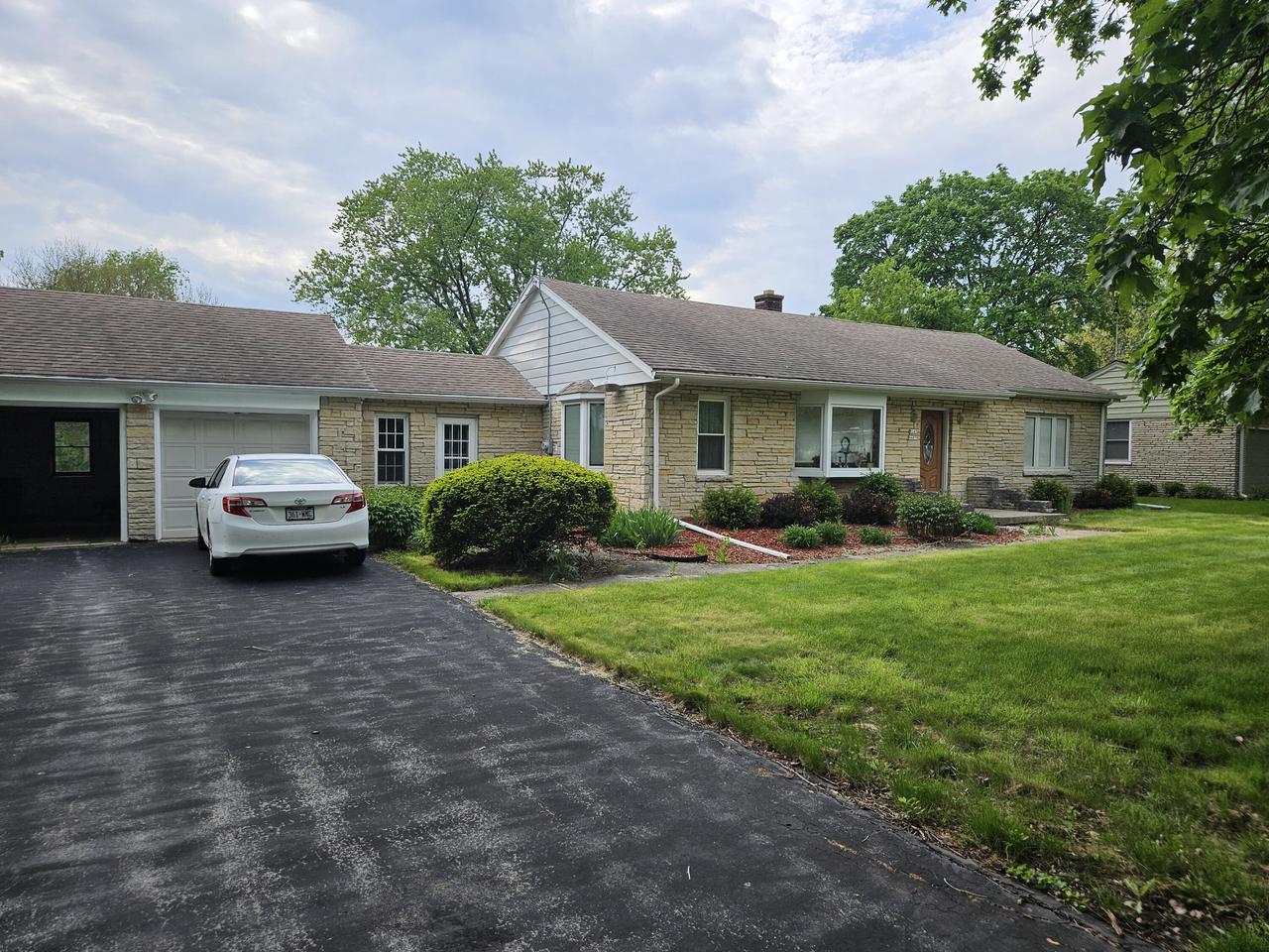 W147N4879 Dolphin DRIVE