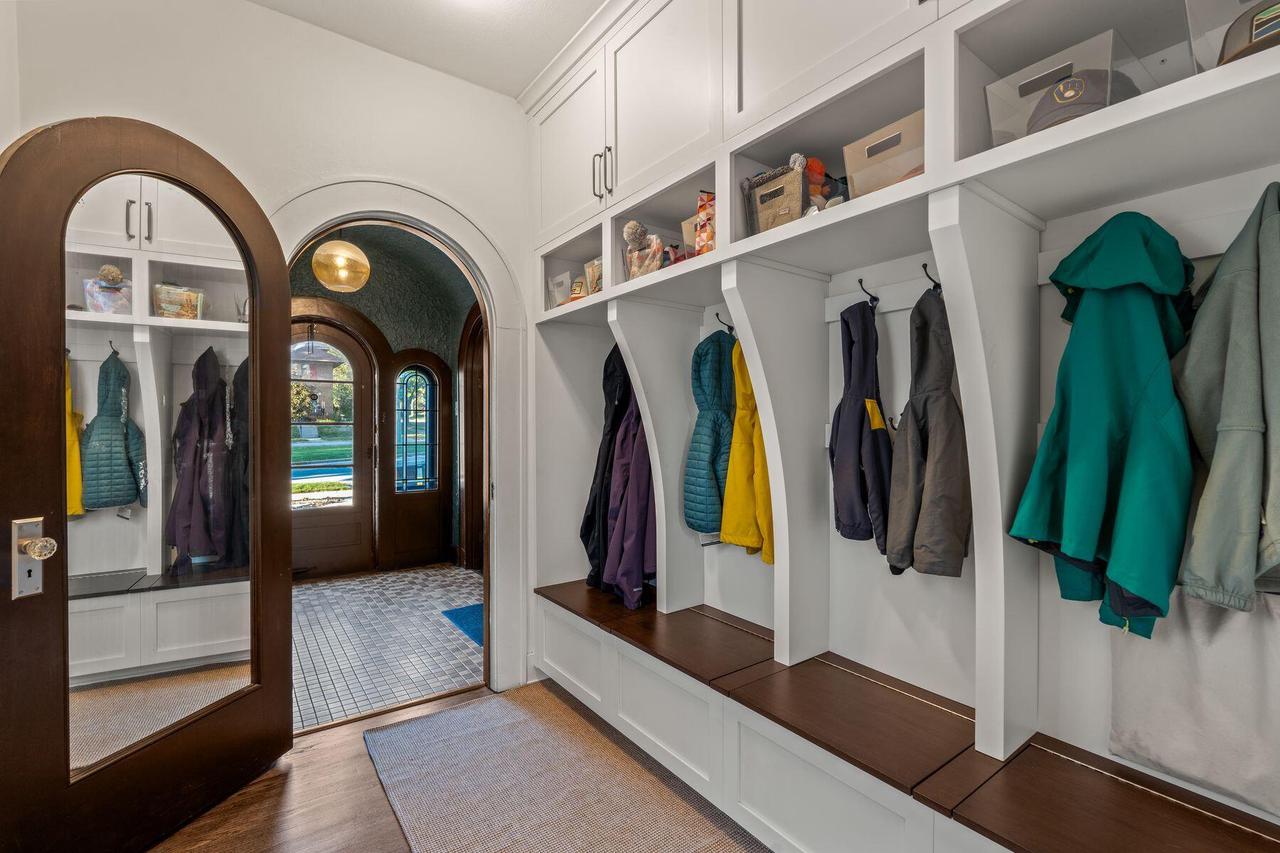 5603 West Washington BOULEVARD