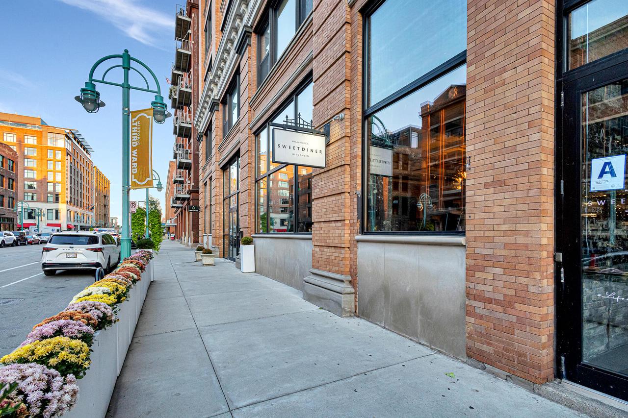 239 East Chicago STREET 709