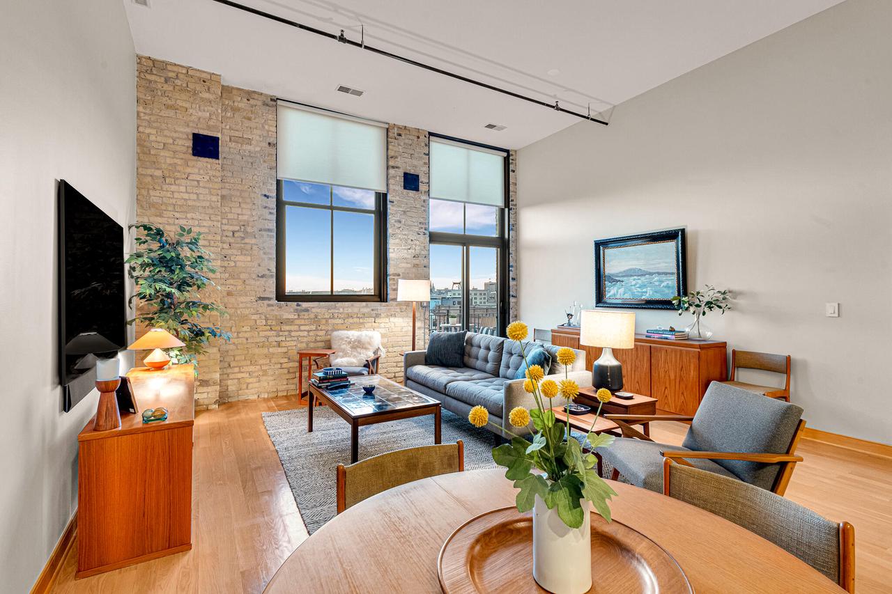 239 East Chicago STREET 709