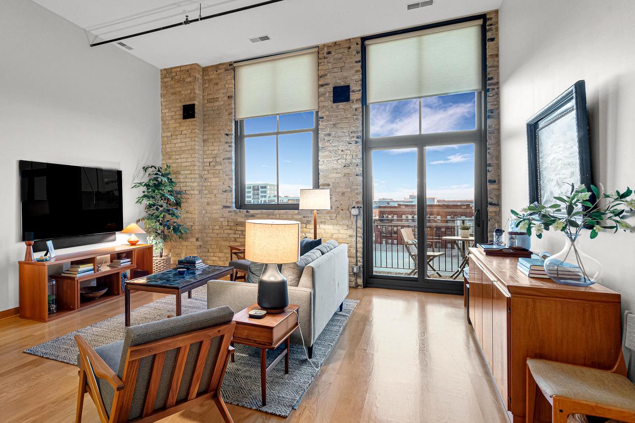 239 East Chicago STREET 709