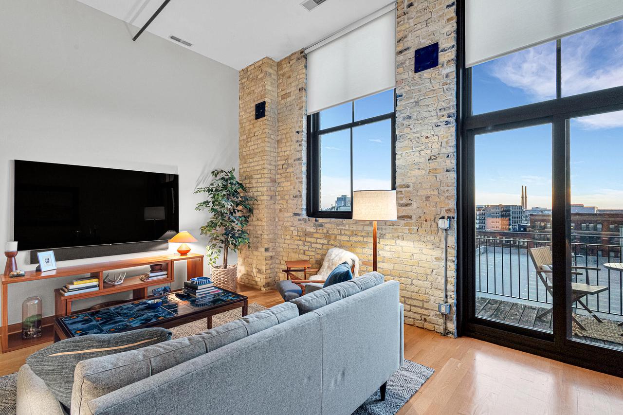 239 East Chicago STREET 709