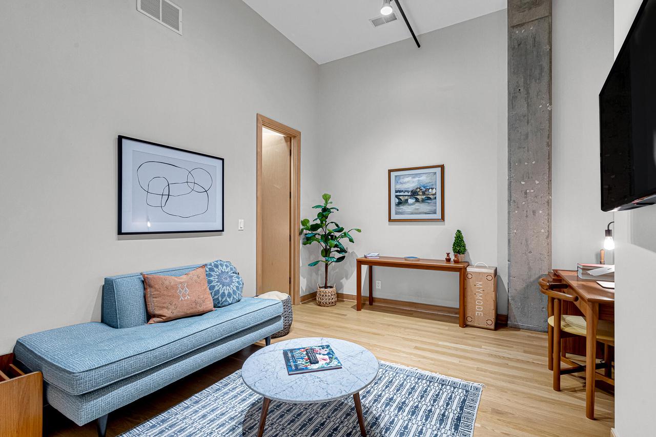 239 East Chicago STREET 709