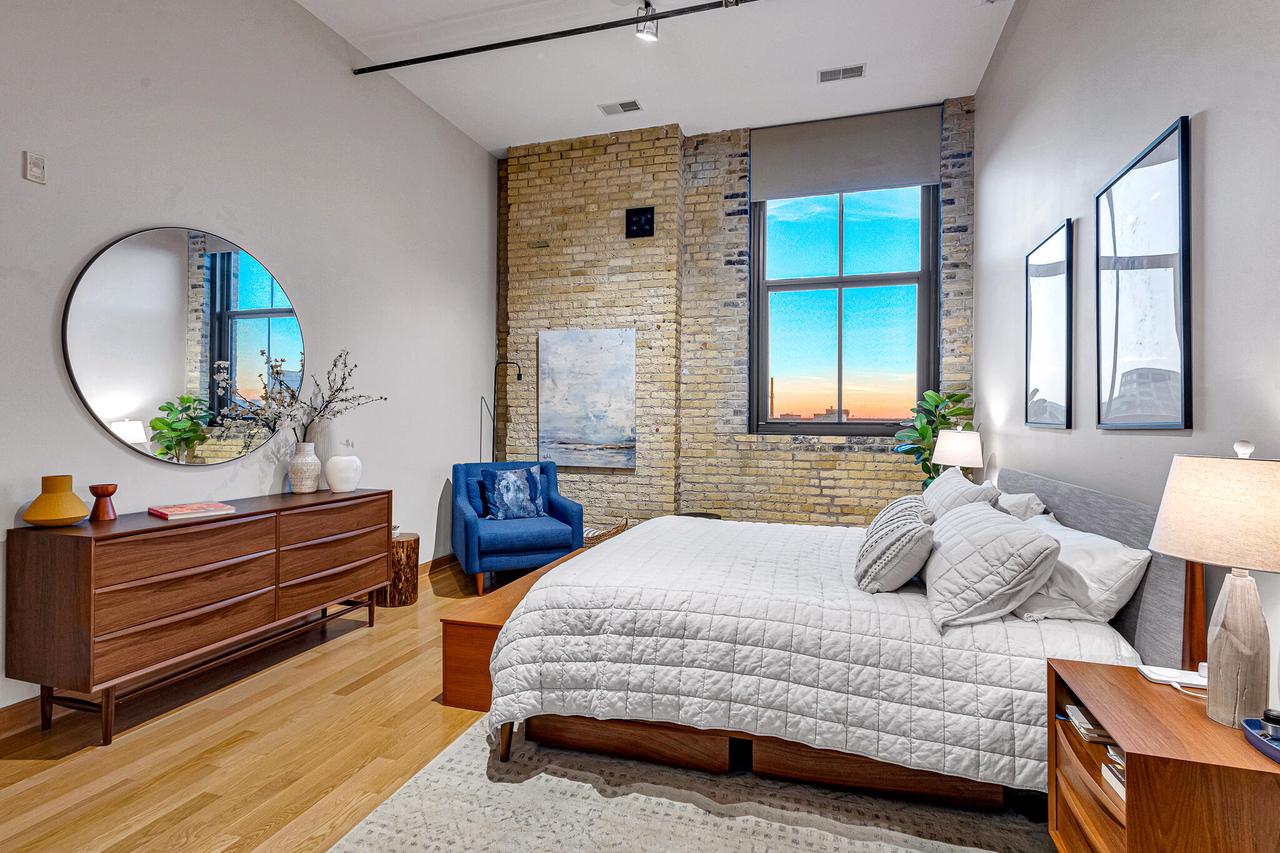 239 East Chicago STREET 709