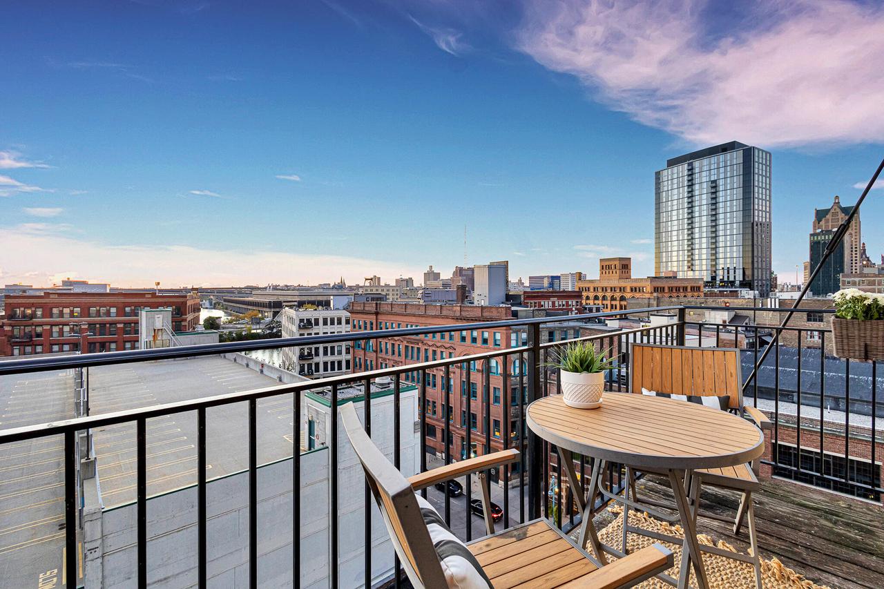 239 East Chicago STREET 709