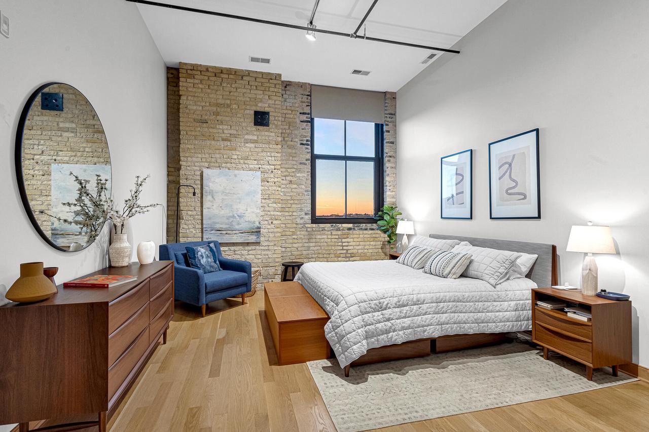 239 East Chicago STREET 709