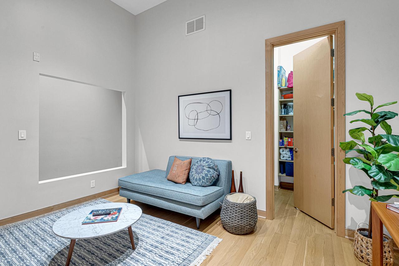 239 East Chicago STREET 709