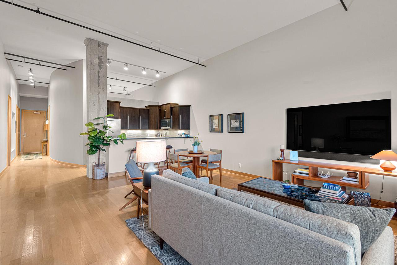 239 East Chicago STREET 709