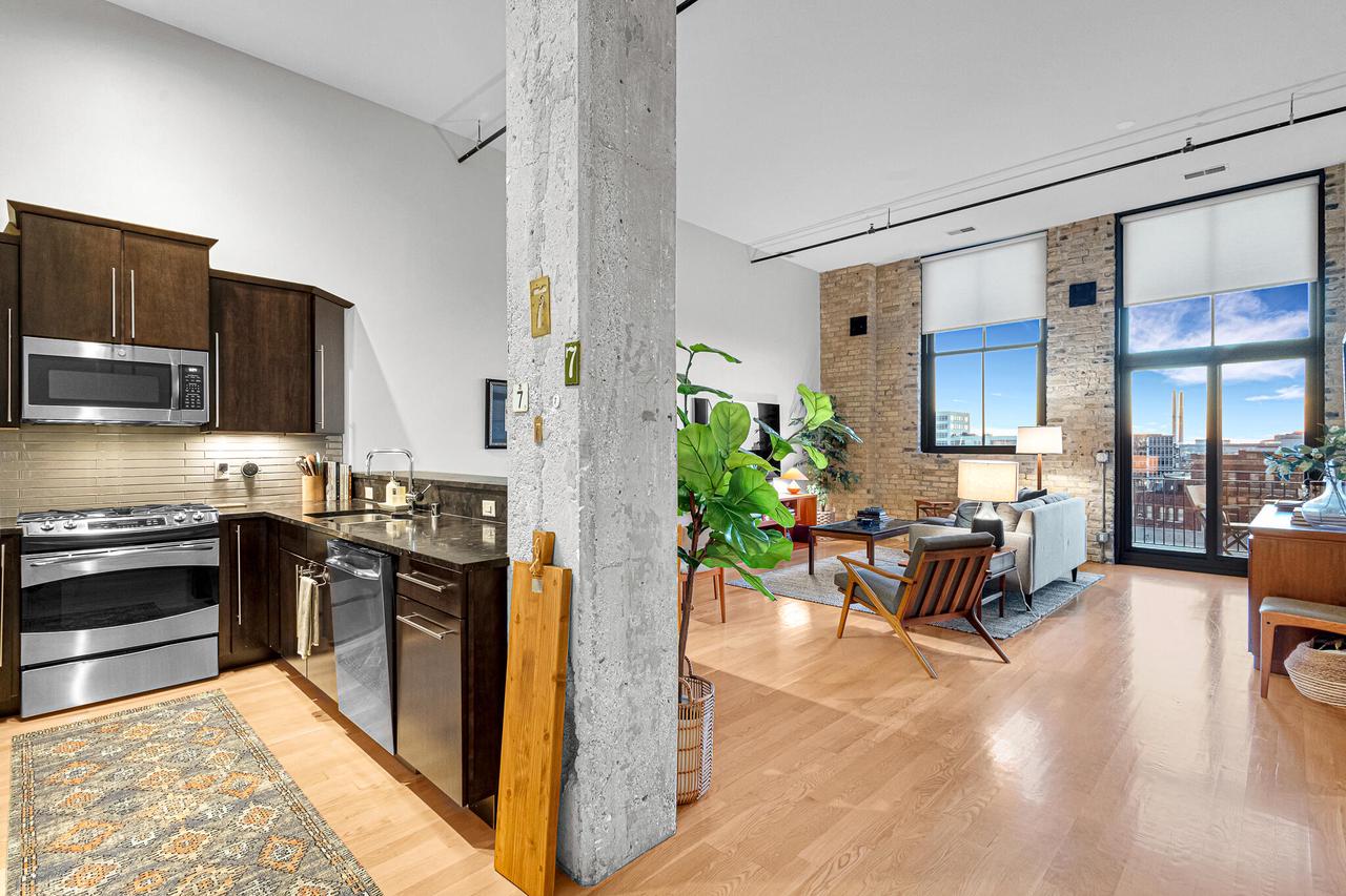 239 East Chicago STREET 709