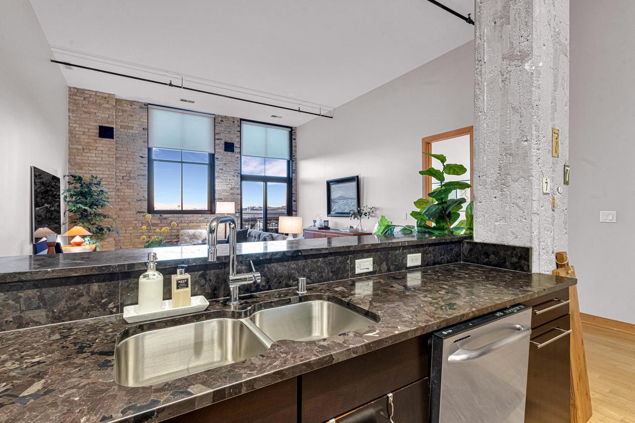 239 East Chicago STREET 709