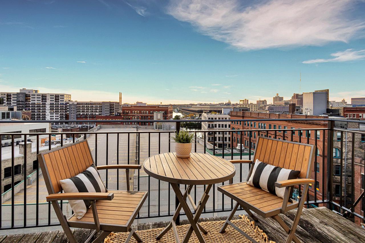 239 East Chicago STREET 709