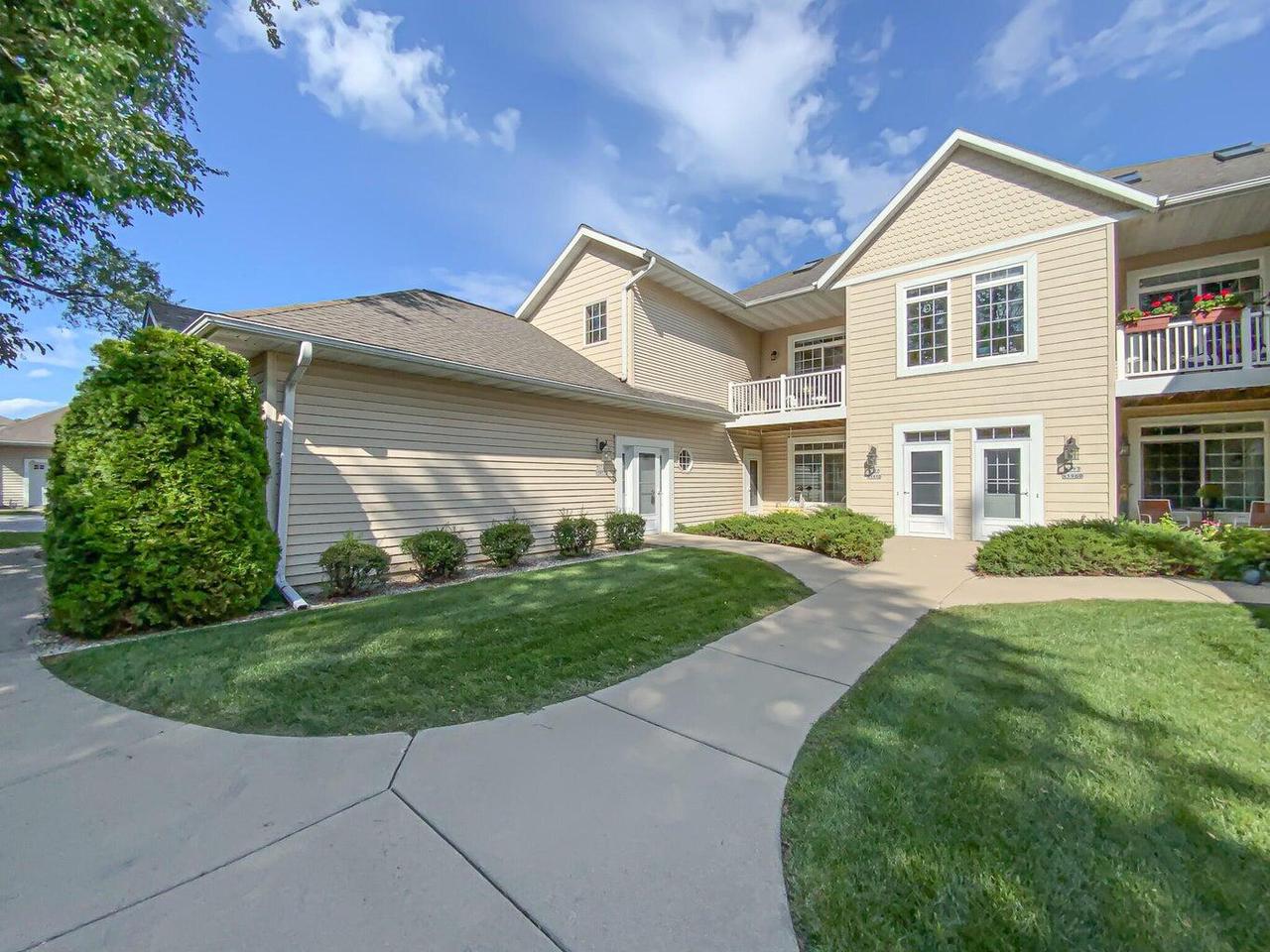 W397N5972 Autumn Woods DRIVE