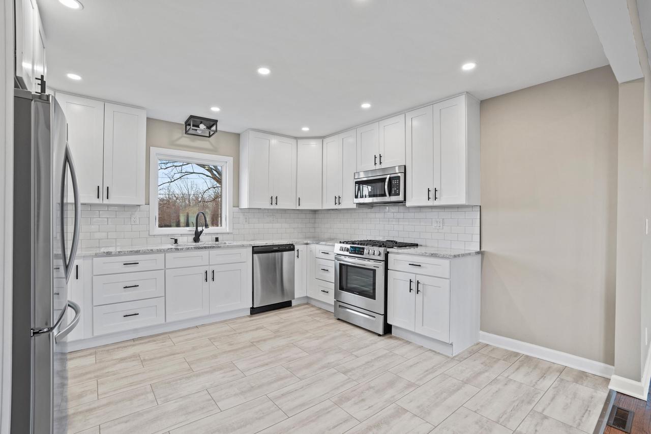 W147N4879 Dolphin DRIVE