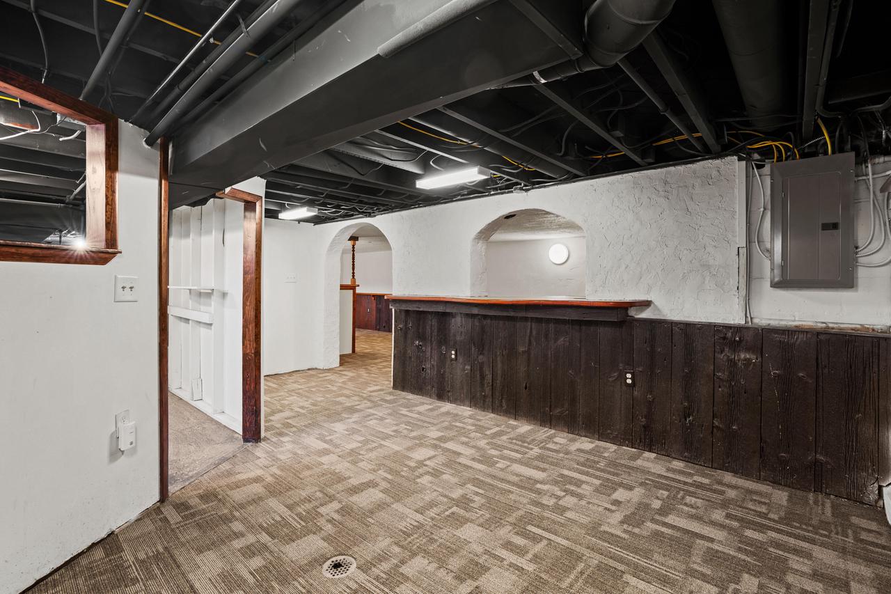 W147N4879 Dolphin DRIVE