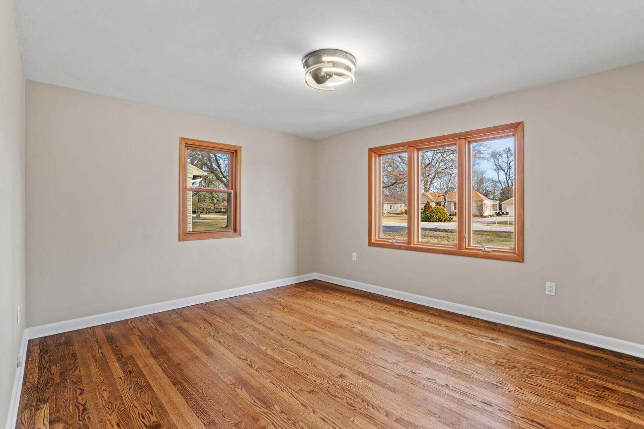 W147N4879 Dolphin DRIVE