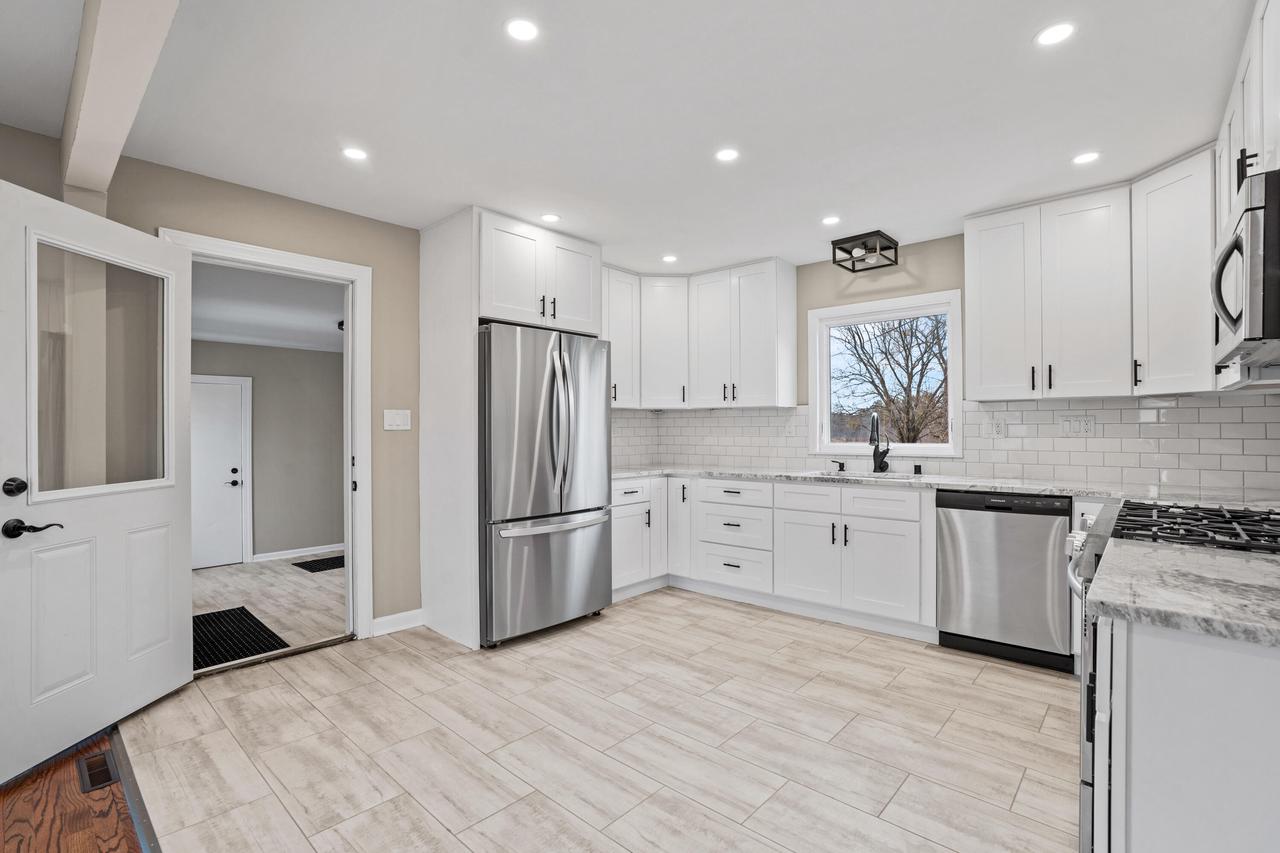 W147N4879 Dolphin DRIVE