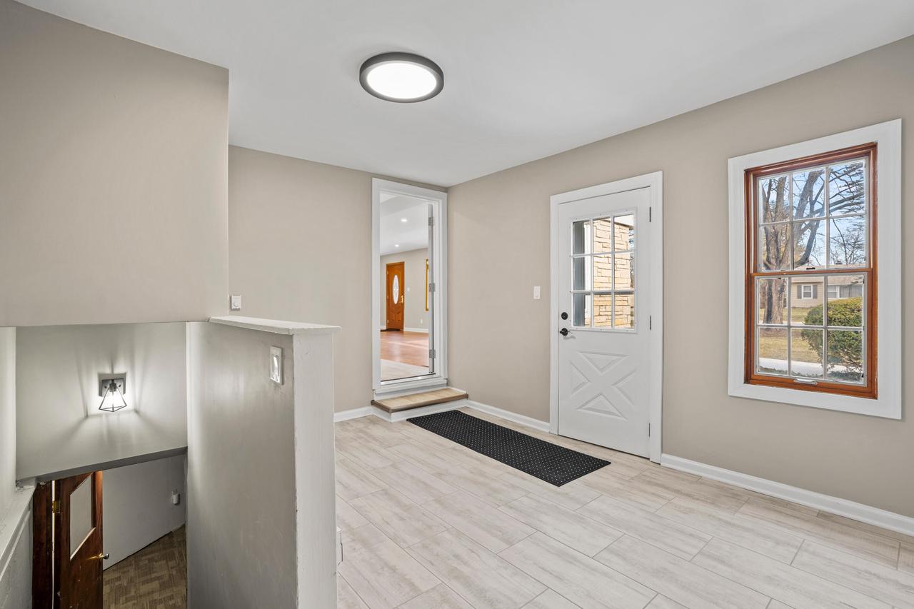 W147N4879 Dolphin DRIVE