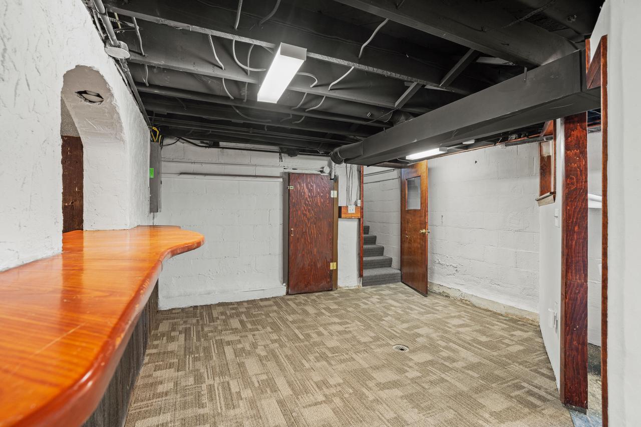 W147N4879 Dolphin DRIVE